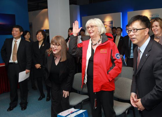 La ex primera ministra islandesa con su mujer, Jonina Leosdottir, durante su visita oficial a China