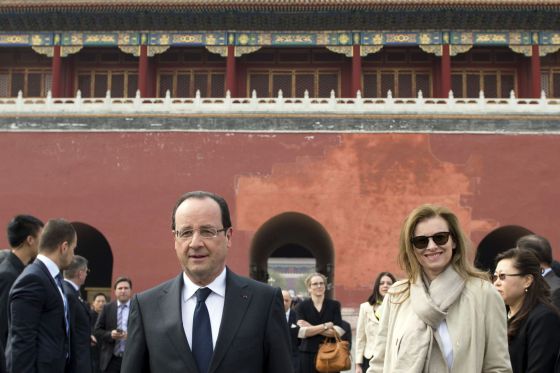 El presidente francés François Hollande y su compañera Valérie Trierweiler, durante su visita oficial a China