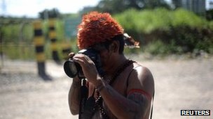 Un indígena hace una fotografía