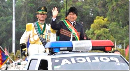 El presidente Evo Morales en el acto aniversario de fundación de la policía boliviana, en la ciudad de Santa Cruz. (Fotos: Freddy Zarco)
