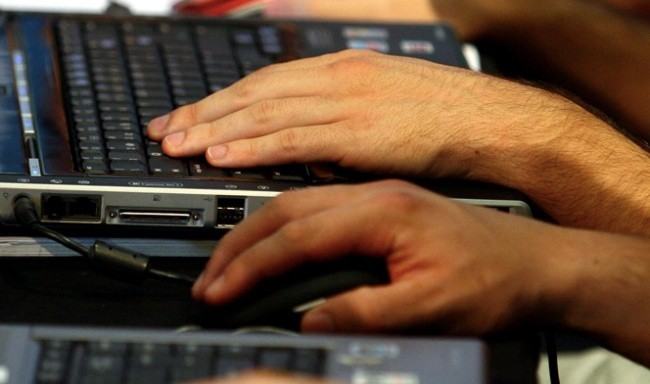 Ese de ahí teclea muy rápido, es un hacker seguro.