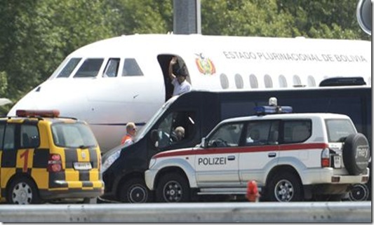 APA16 VIENA (AUSTRIA) 03/07/2013.- El presidente boliviano, Evo Morales, se despide mientras aborda el avión presidencial boliviano Falcon 900 EX en una de las pistas del aeropuerto de Viena (Austria) hoy, miércoles 3 de julio de 2013. La policía del aeropuerto de Viena realizó hoy un "registro voluntario", autorizado por el piloto del avión presidencial de Bolivia, y comprobó que el exanalista de la CIA Edward Snowden no se encuentra a bordo. EFE/Helmut Fohringer