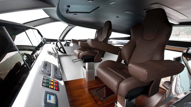 El lujoso buque incluye un controlador en una iPad, lo que le permite al dueño controlar el bote desde una distancia de hasta 50 metros