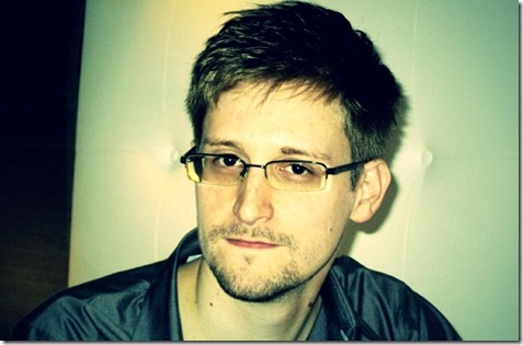 Edward-Snowden-pose-800x526