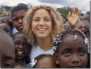Shakira rodeada por niños de su Fundación Pies Descalzos.