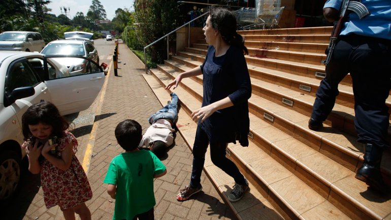 Los dos niños junto a Amber, su madre, que resultó herida en una pierna Los dos niños junto a Amber, su madre, que resultó herida en una pierna
