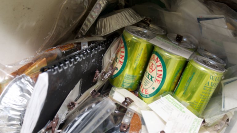 El pack de seis cervezas que fue enterrado El pack de seis cervezas que fue enterrado
