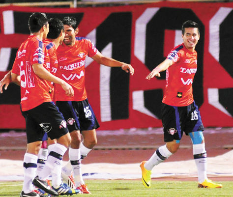 Apertura. Rodrigo Ramallo (der.) celebra con sus compañeros el primer gol del partido.