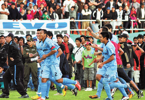 Celebración. Los jugadores de Bolívar, liderados por su capitán Edemir Rodríguez, inician el festejo luego del último penal atajado.