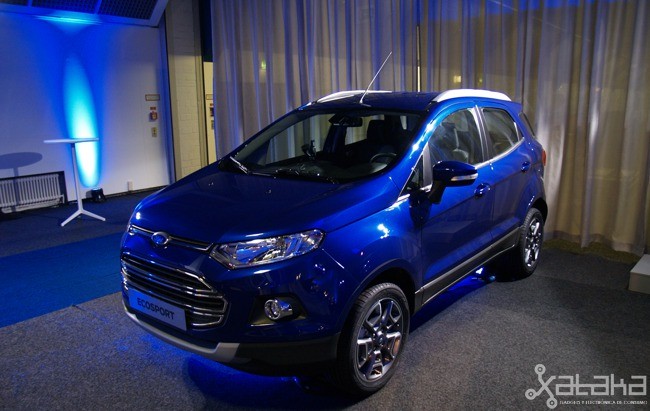 Ford EcoSport azul en IFA 2013 Berlín 01