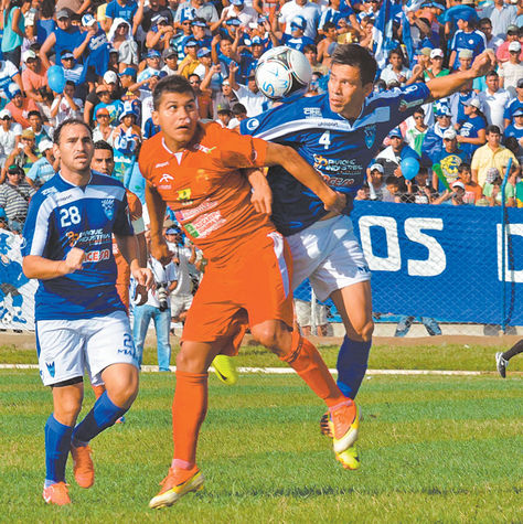 Darwin Ríos (izq.), de Guabirá, y Carlos Mendoza, de Sport Boys, van al cabezazo en Warnes. Foto: AFKA.