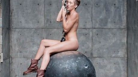 Miley Cyrus no deja atrás la polémica / Captura del video