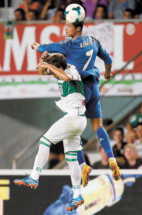 Salto. Ronaldo (der.) cabecea la pelota ante la presión de Martines. 