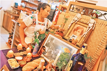 Academicos-e-iglesia-llaman-a-defender-la-tradicion-de-Todos-Santos-