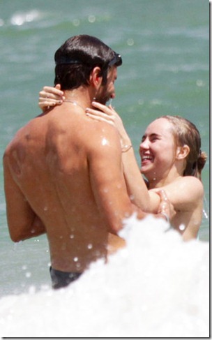 Bradley-Cooper-Suki-Waterhouse-Hawai