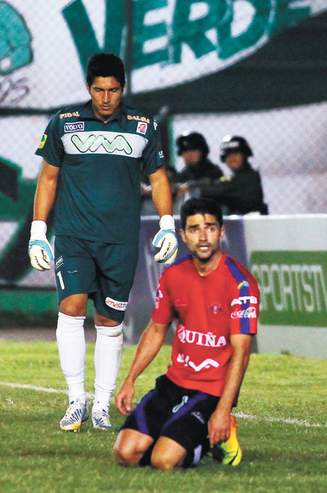 El español Félix Quero, de rodillas, luego de desperdiciar una posibilidad de gol. También aparece el portero Carlos Arias. Foto: AFKA