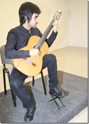 Guitarrista. El artista Pablo Uriarte vuelve a escena. Mañana tocará en el Centro Cultural Santa Cruz.