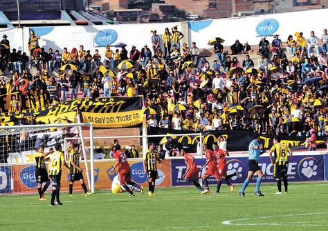Gustavo Pinedo y toda la ‘U’ celebran el primer gol de ayer, mientras los jugadores y la barra atigrada lo sufren. Foto: Eduardo Schwartzberg