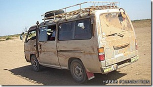 Hab utiliza su minibus para rescatar a pacientes que han sido dejados encadenados y llevarlos al hospital.