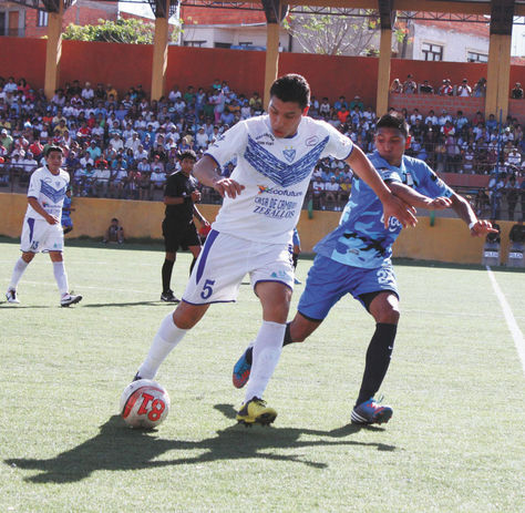 Incidencia del cotejo entre Atlético Ciclón y García Ágreda, el clásico tarijeño disputado ayer en   el estadio La Bombonera. Foto: El Nacional-Tarija
