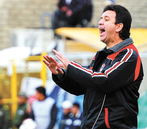 Julio César Baldivieso da instrucciones a sus dirigidos en Nacional Potosí, fue en el partido ante Bolívar el domingo.