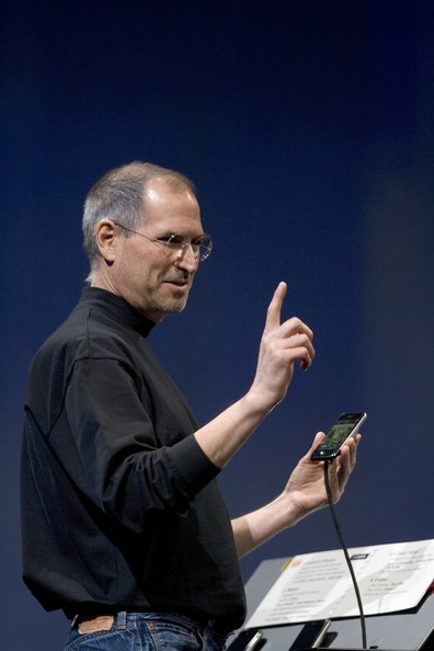 Steve+Jobs+Unveils+Apple+iPhone+MacWorld+Expo+EjgNNi4-jqVl
