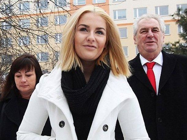 Praga: Hija del presidente checo fue descubierta en una orgía con actores porno