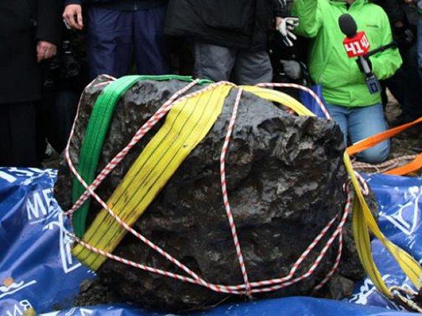 Rusia: Así recuperaron el fragmento de 570 kilos del meteorito que cayó en febrero