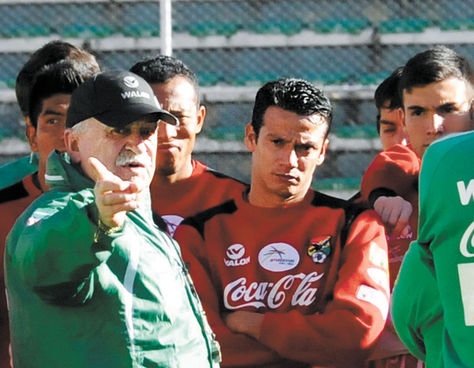 Técnico. Azkargorta da instrucciones a sus dirigidos en una práctica en La Paz.