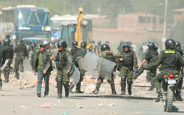 12 policías heridos y 16 detenidos saldo de enfrentamiento por conflictos de terrenos en Tarija
