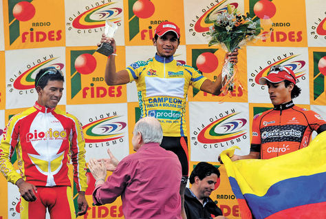 Salvador Moreno en el podio final. También aparecen Óscar Soliz (izq.), el segundo, y Jhon Martínez (der.), tercero.