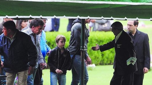 Adiós Felipe, el hijo, junto a Martínez y otros familiares.