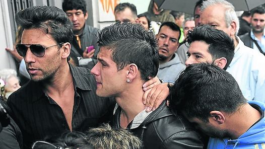 Amigos Parte del elenco de sus obras, abatidos.