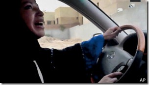 En esta imagen de 2011, se observa a una mujer en Arabia Saudita desafiando la prohibición de conducir.
