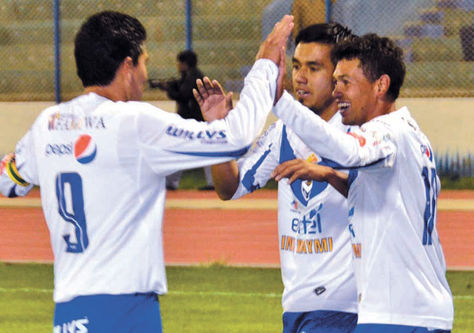Festejo. Saucedo (izq.), Prado y Gomes celebran un gol del santo.