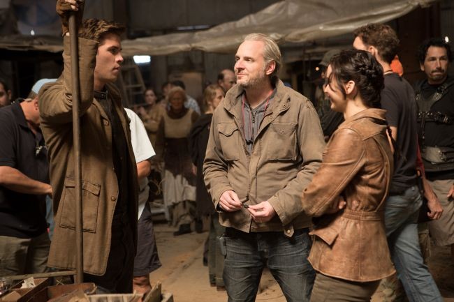 El director Francis Lawrence con Liam Hemsworth y Jennifer Lawrence en el rodaje