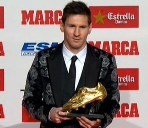 Lionel Messi se dirige al público luego de recibir el Botín de Oro 2012-2013. Foto: Taringa.net.