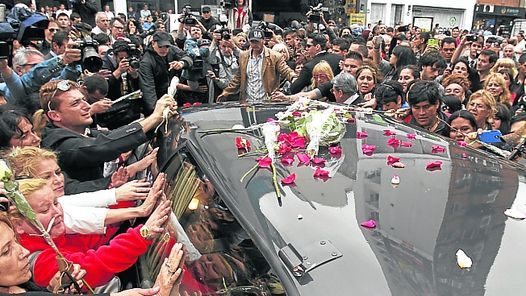 Lluvia de flores Cortaron la avenida Córdoba.