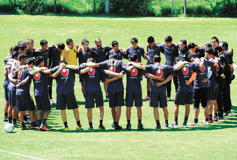 Unidad. Cuerpo técnico y jugadores atigrados oran antes de la práctica. Fue ayer en la cancha de Villa El Sol, en Lipari, al volver al trabajo.