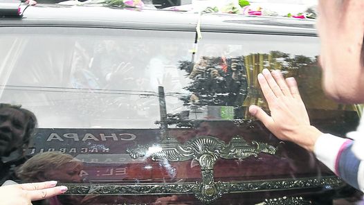 El féretro El único momento en que los fans pudieron acercarse a su ídolo, camino al cementerio privado Memorial, en Pilar.