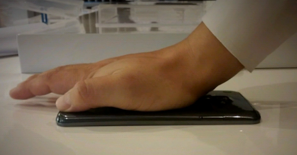El LG G Flex demuestra su flexibilidad en video