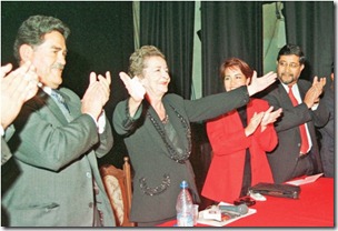 GLADYS MORENO, SE PONE A CANTAR PARA TODOS LOS ASISTENTES A LA CONDECORACION QUE LE IMPUSIERON  A SU TURNO, LA PREFECTURA DEL DEPARTAMENTO, LA ALCALDIA MUNICIPAL Y LA UNIVERSIDAD MAYOR DE SAN SIMON, EL ACTO SE CELEBRO EN EL TEATRO ACHA DE NUESTRA CIUDAD.
CBBA-2-7-04
NANO CARTAGENA