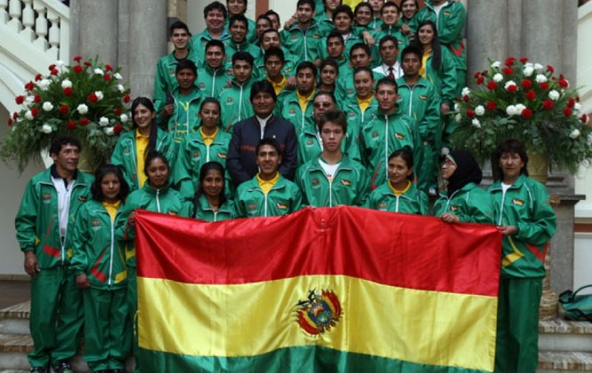 Morales despide a delegación boliviana que participará en los Juegos Bolivarianos en Perú 
