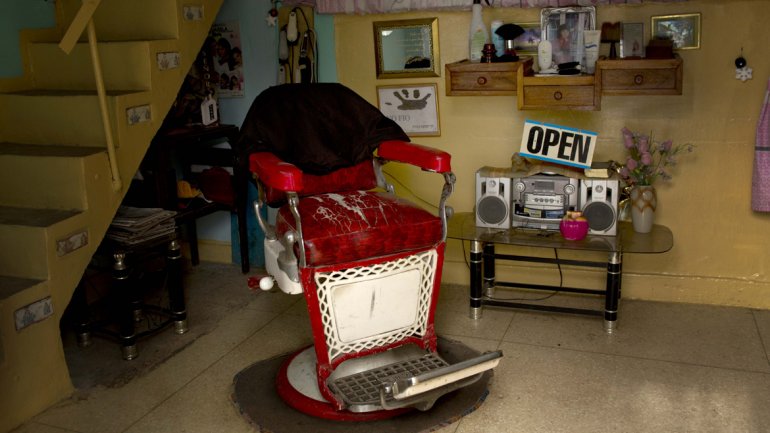 Abierto, reza el cartel. A los cubanos les gustaría consumir más, pero la mayoría no tiene cómo pagar Abierto, reza el cartel. A los cubanos les gustaría consumir más, pero la mayoría no tiene cómo pagar