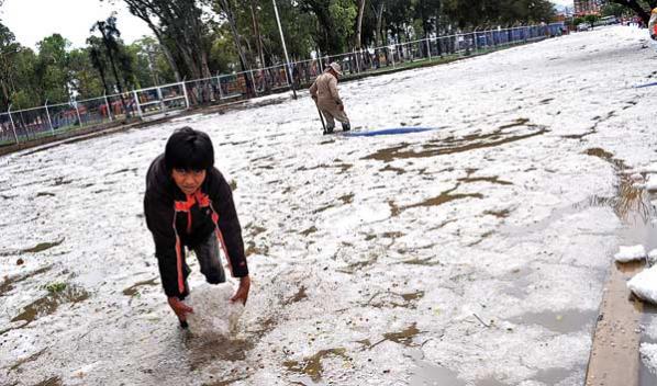 La avenida Litoral, que bordea el parque acuático Mariscal Santa Cruz, lucía cubierto por agua y granizada. martín numbela