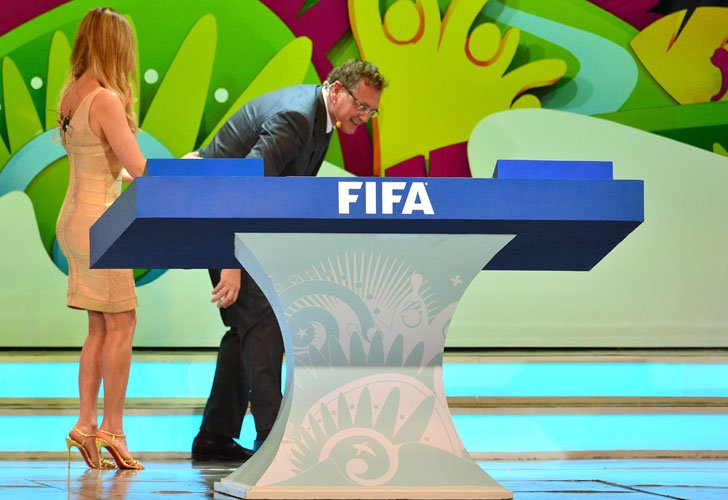 Lucia Fernanda Lima, embelleció el sorteo de los grupos del Mundial. / AFP