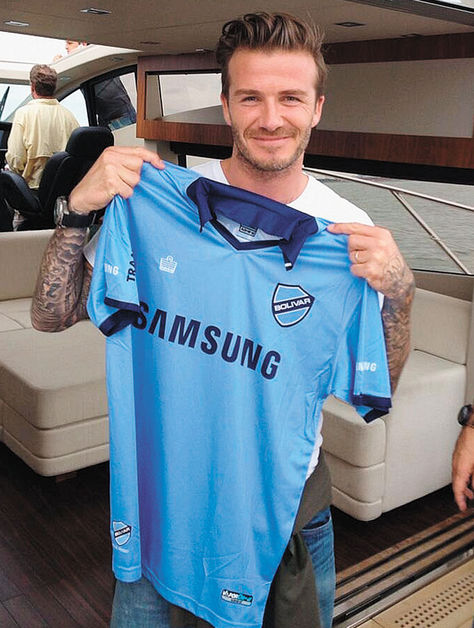 Beckham. El astro inglés mostrando la camiseta de Bolívar. Fue en junio pasado.