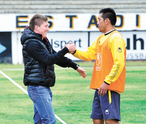 figura. Alejandro Chumacero (izq.) saluda a Luis Melgar, fue a su regreso a La Paz. Foto: Miguel Carrasco