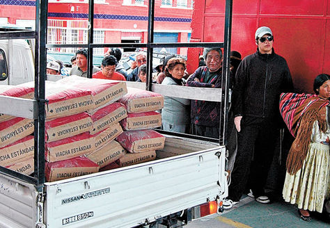 Comercialización. Personas hacen fila en una agencia en La Paz.