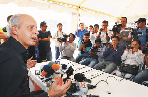 Declaración. Carlos Chávez, durante una conferencia de prensa que ofreció en La Paz. Ayer ratificó que en septiembre de 2014 cerrará su ciclo como presidente de la FBF. Foto: Miguel Carrasco